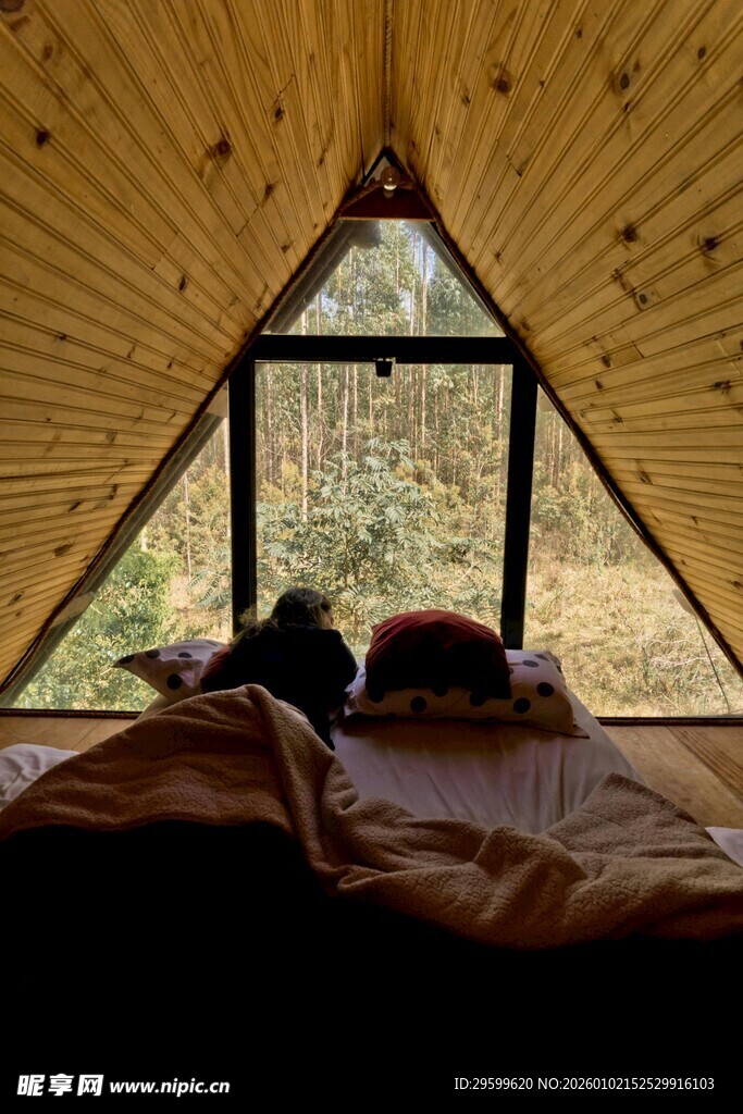 三角屋内温馨卧床景致