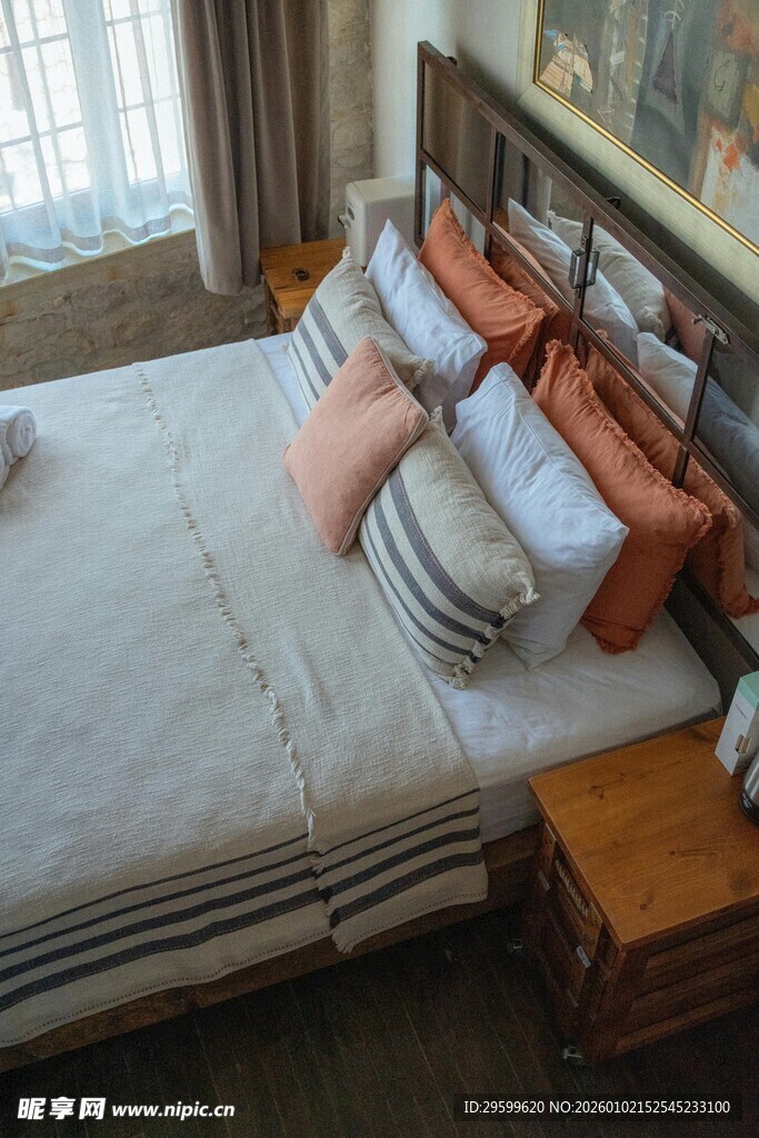 温馨卧室床铺展示