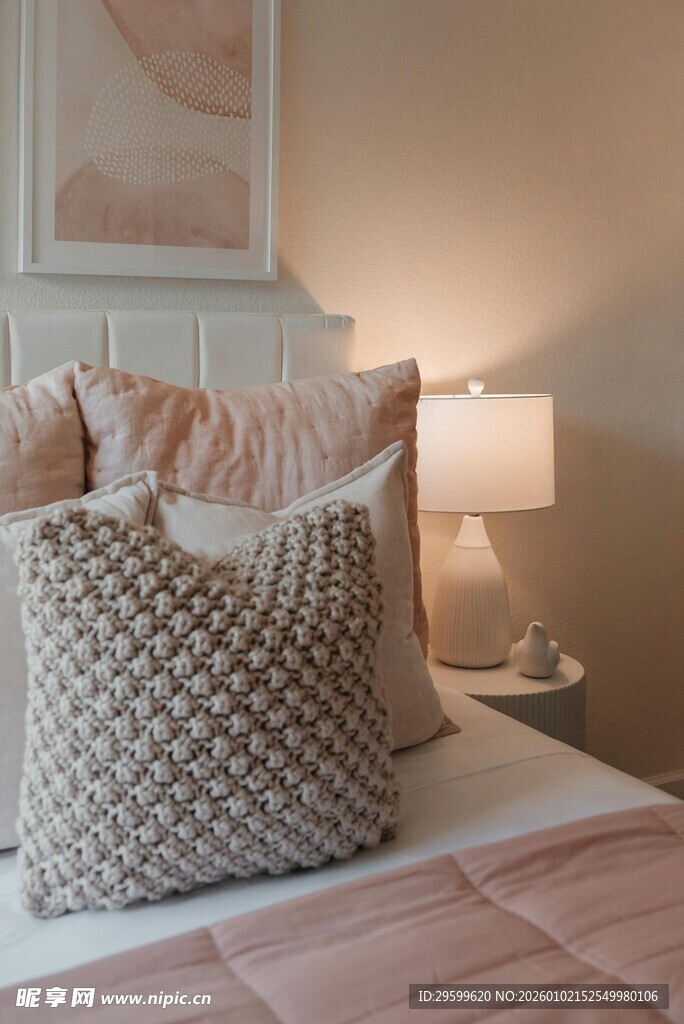 温馨卧室的柔软抱枕