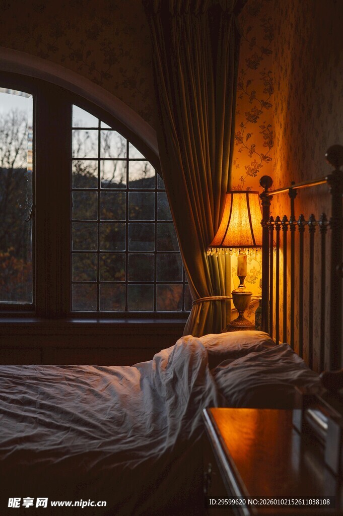 昏暗卧室中的温馨床铺