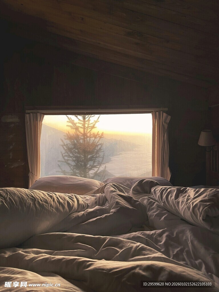 卧室内透过窗户看日出景象