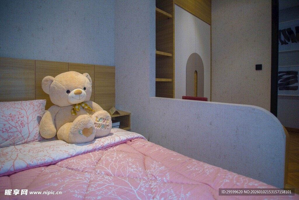 温馨卧室里的可爱泰迪熊