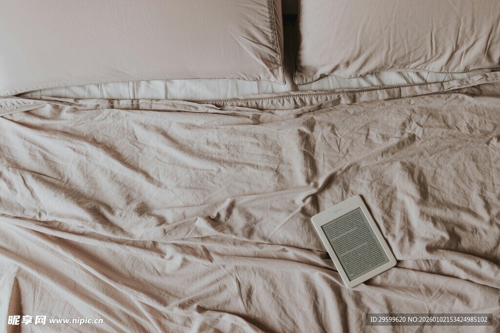 床上的平板电脑