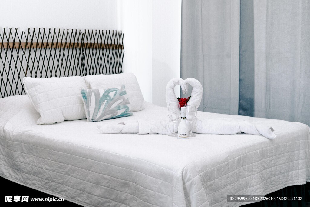 优雅整洁的卧室床品布置