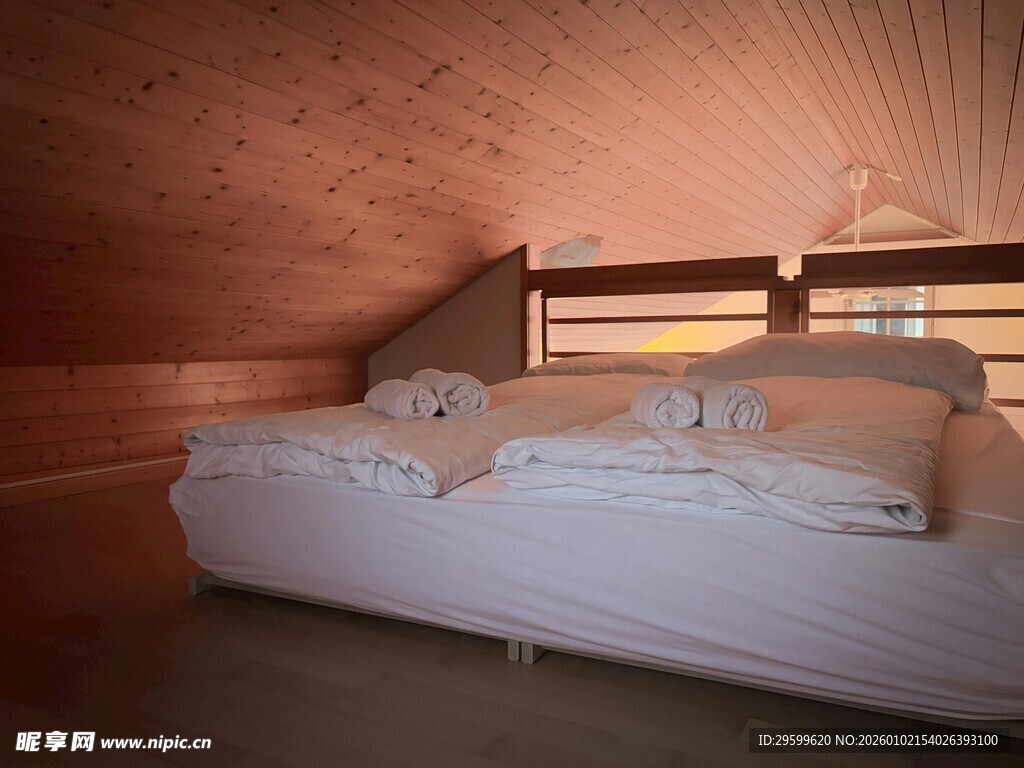 木质温馨卧室双人床场景