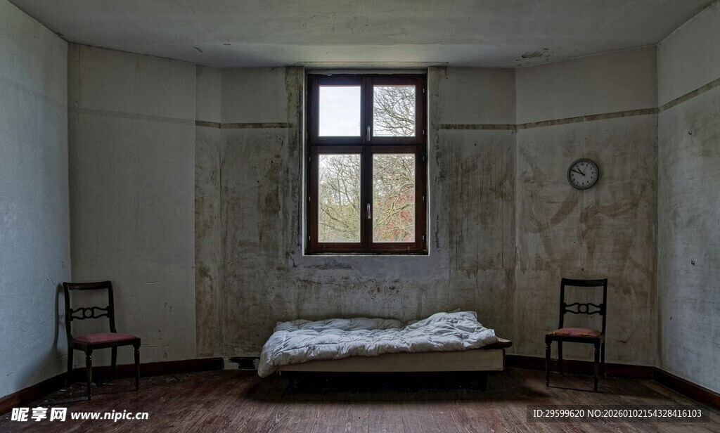 破旧房间内的简易床铺