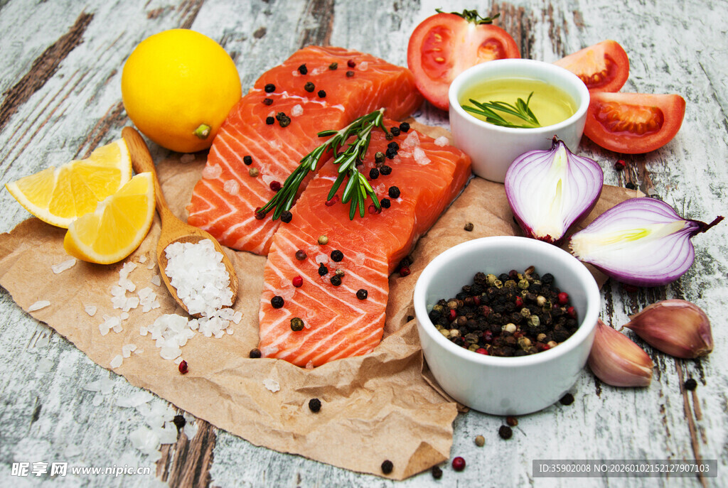 新鲜三文鱼配多样佐料