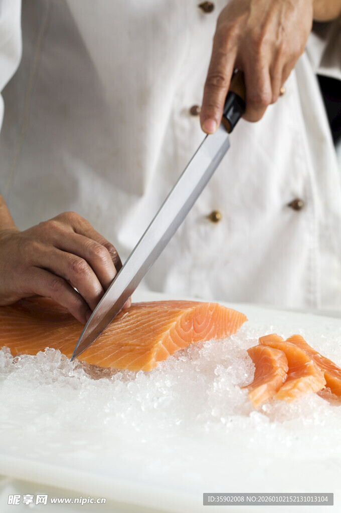 厨师切制新鲜三文鱼