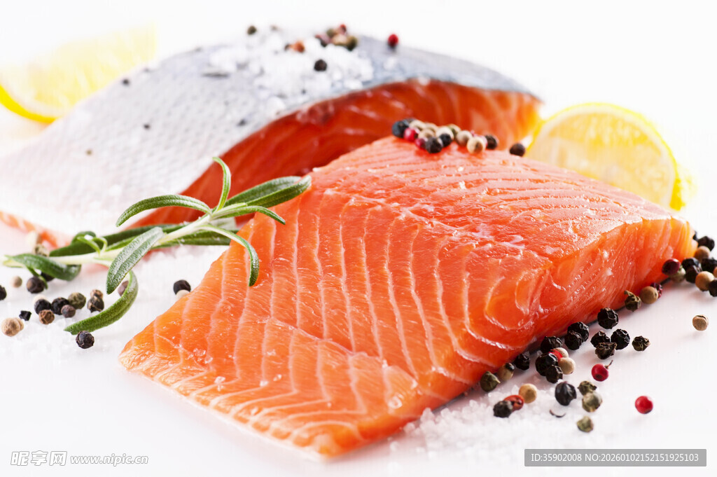 新鲜三文鱼配柠檬与香料