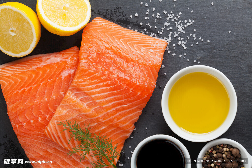 新鲜三文鱼搭配多样佐料