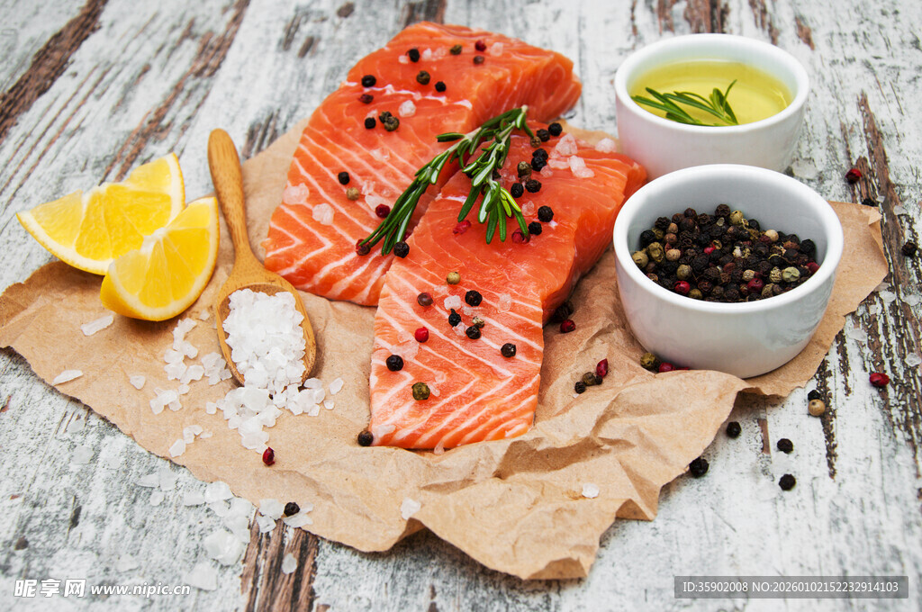 新鲜三文鱼配佐料摆盘