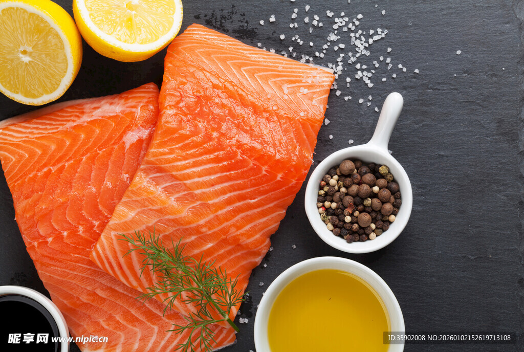 新鲜三文鱼及烹饪配料