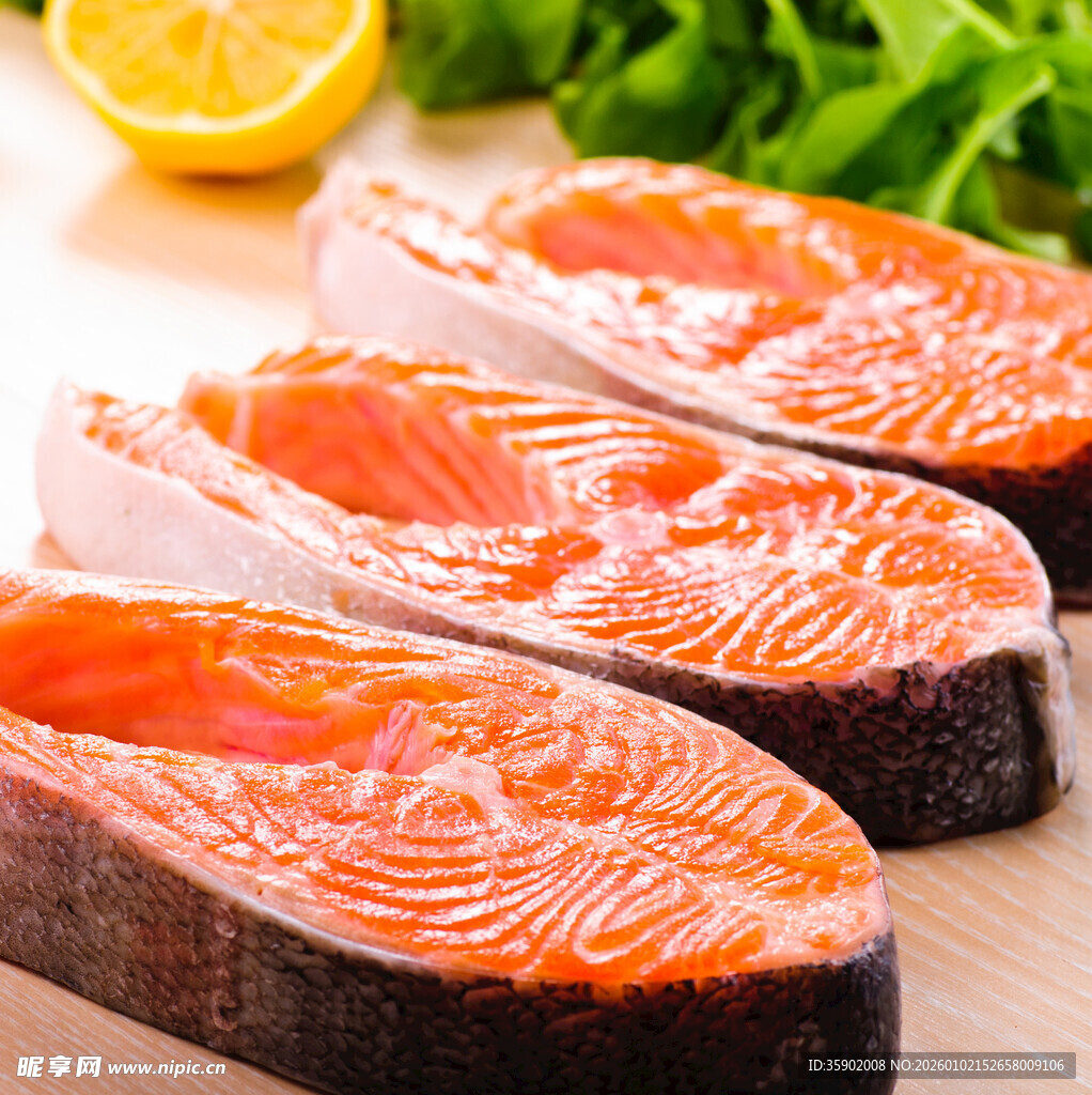 新鲜三文鱼切片配柠檬蔬菜