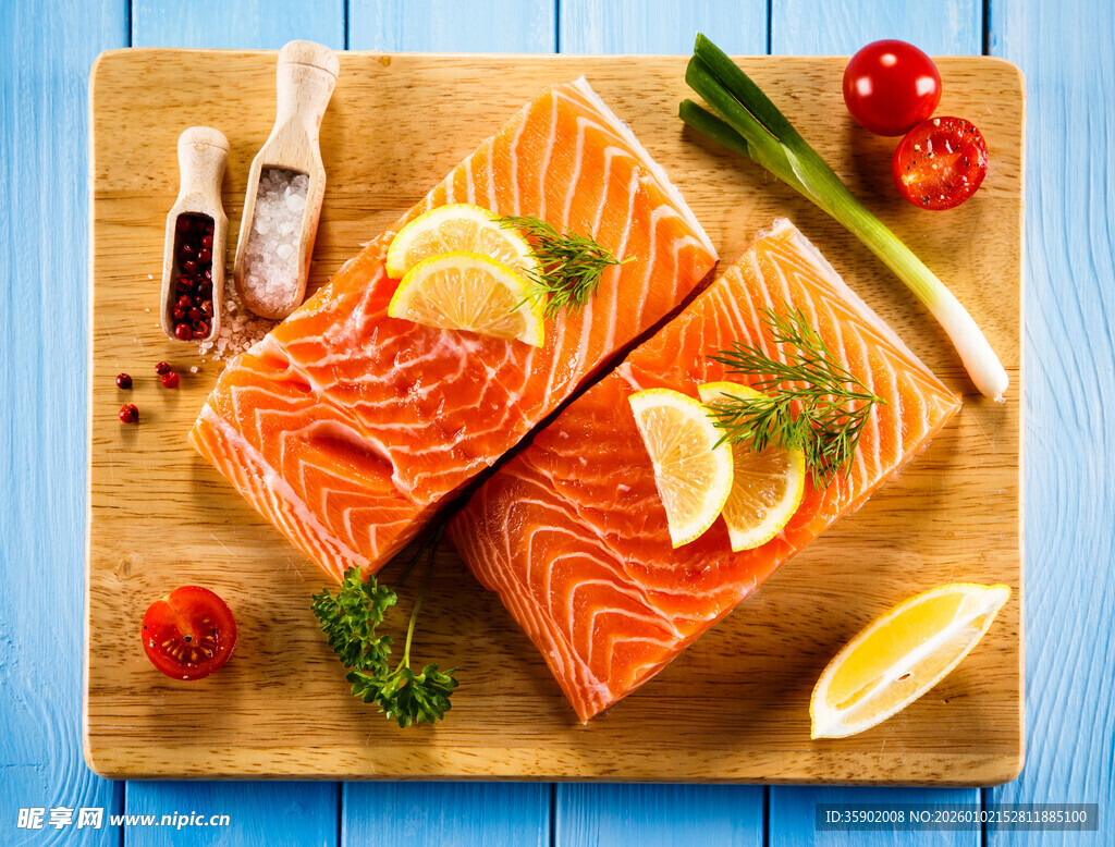 新鲜三文鱼配蔬菜摆盘