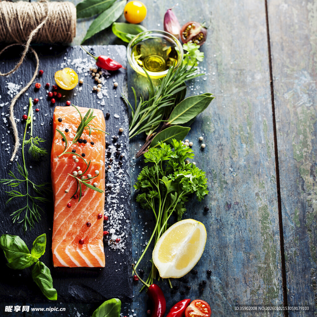 新鲜三文鱼搭配多样食材