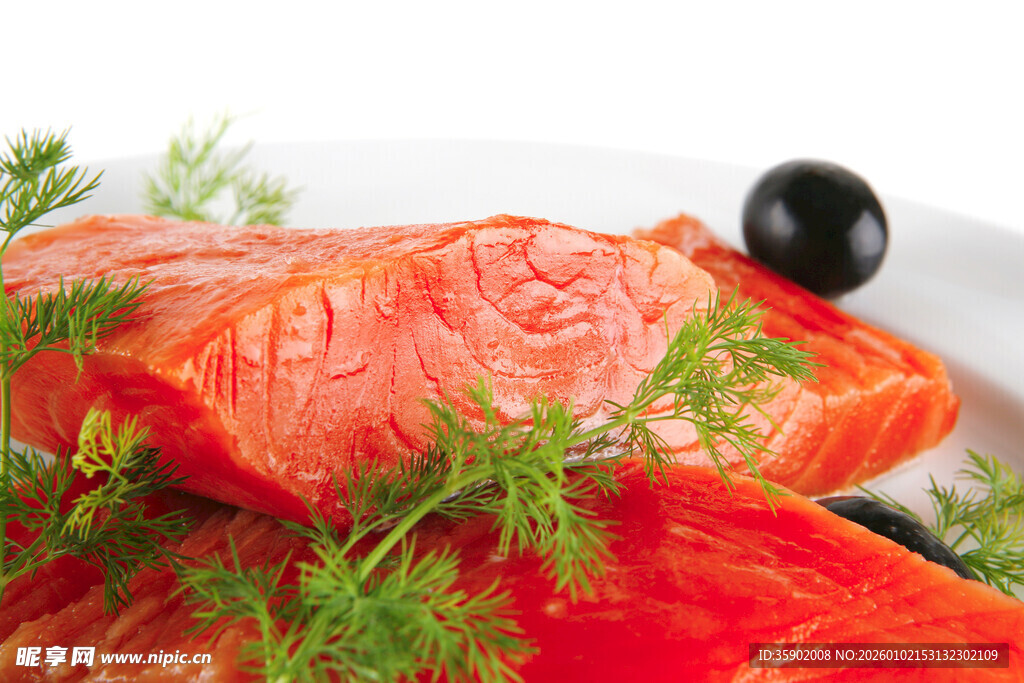 新鲜三文鱼配香草与橄榄