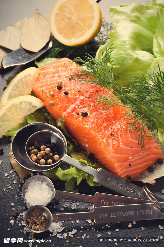 新鲜三文鱼搭配多样食材