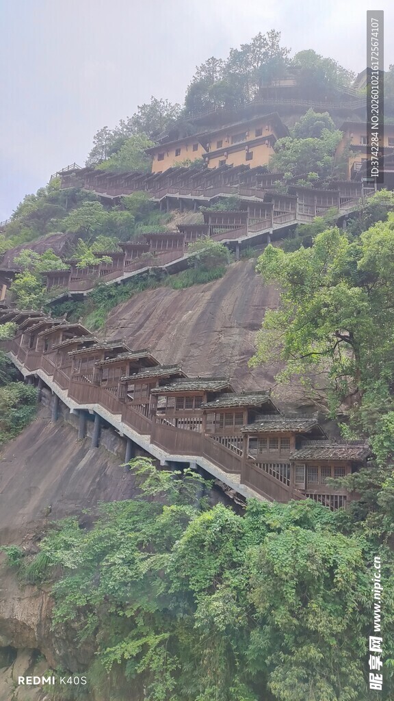 山间蜿蜒栈道 绿意环绕
