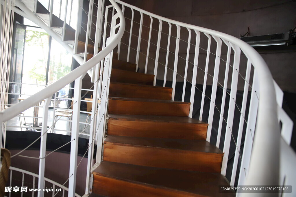 室内优雅旋转木质楼梯