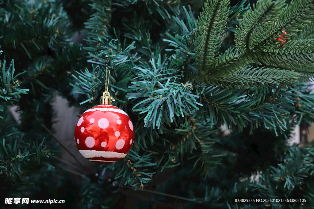 圣诞树上的红色蘑菇装饰