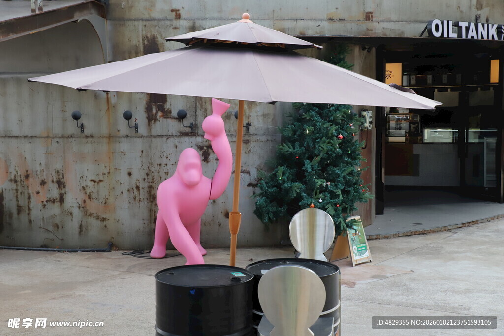 户外粉色雕塑与遮阳伞景观