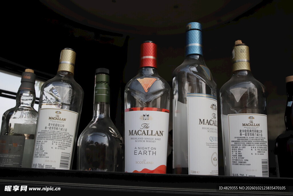 多样瓶装酒展示