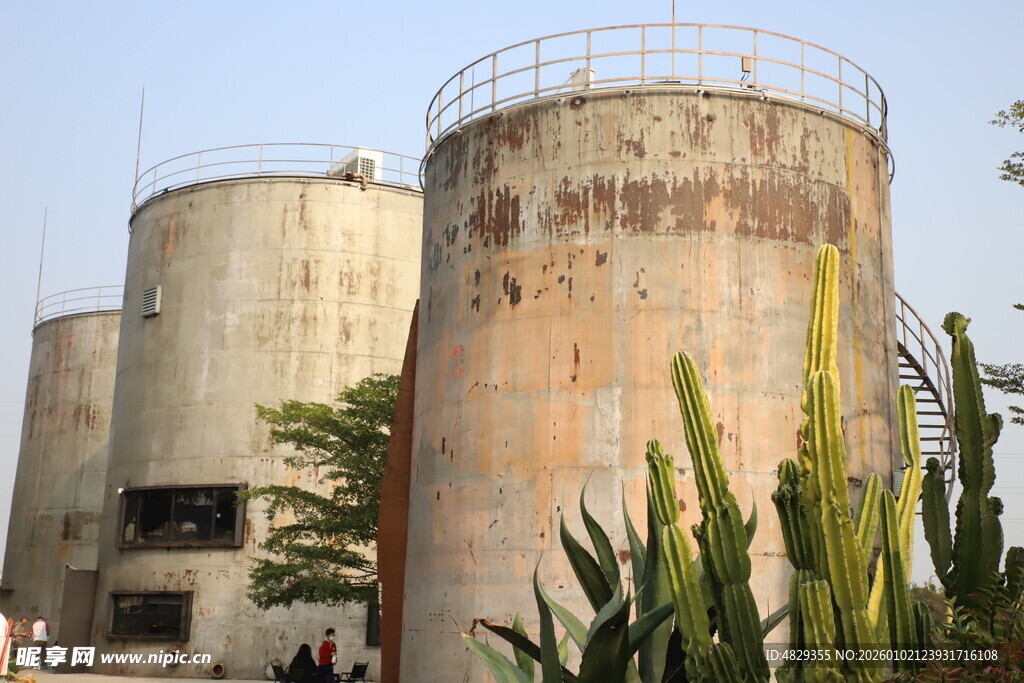 老旧工业储罐与绿植景观
