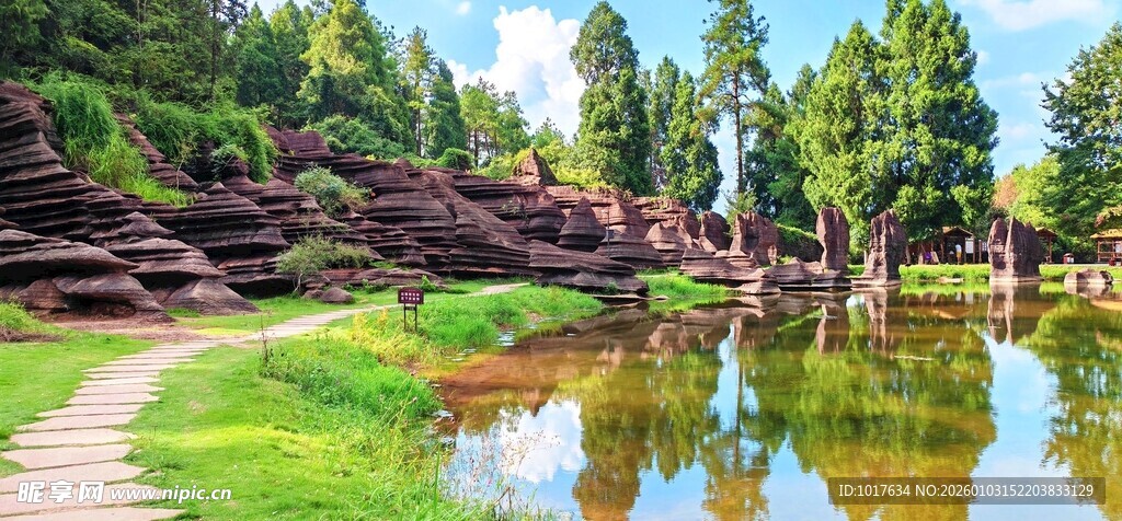 红石林湖畔绿意盎然的自然景致