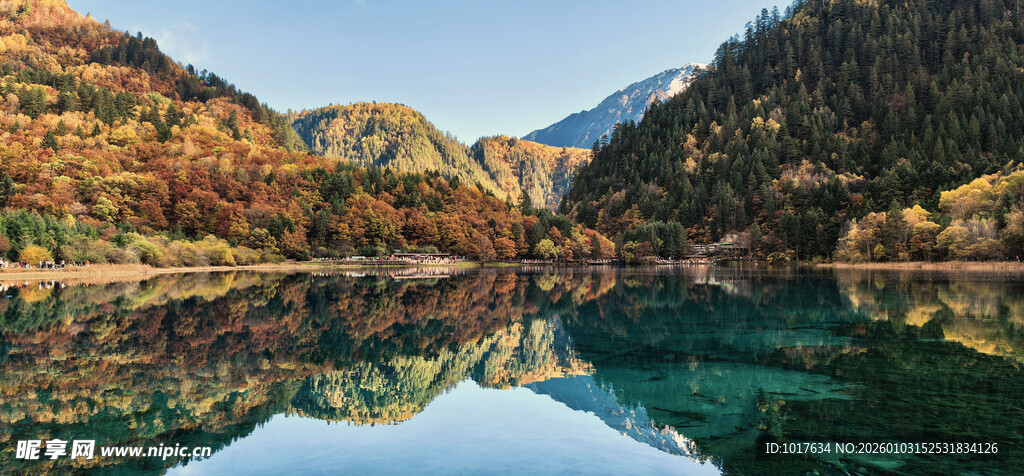 九寨沟山间碧湖美景