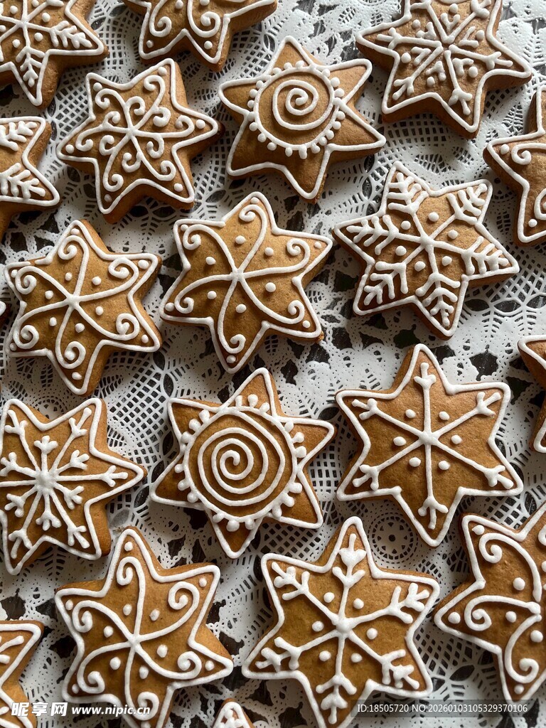 精美装饰的各式姜饼饼干