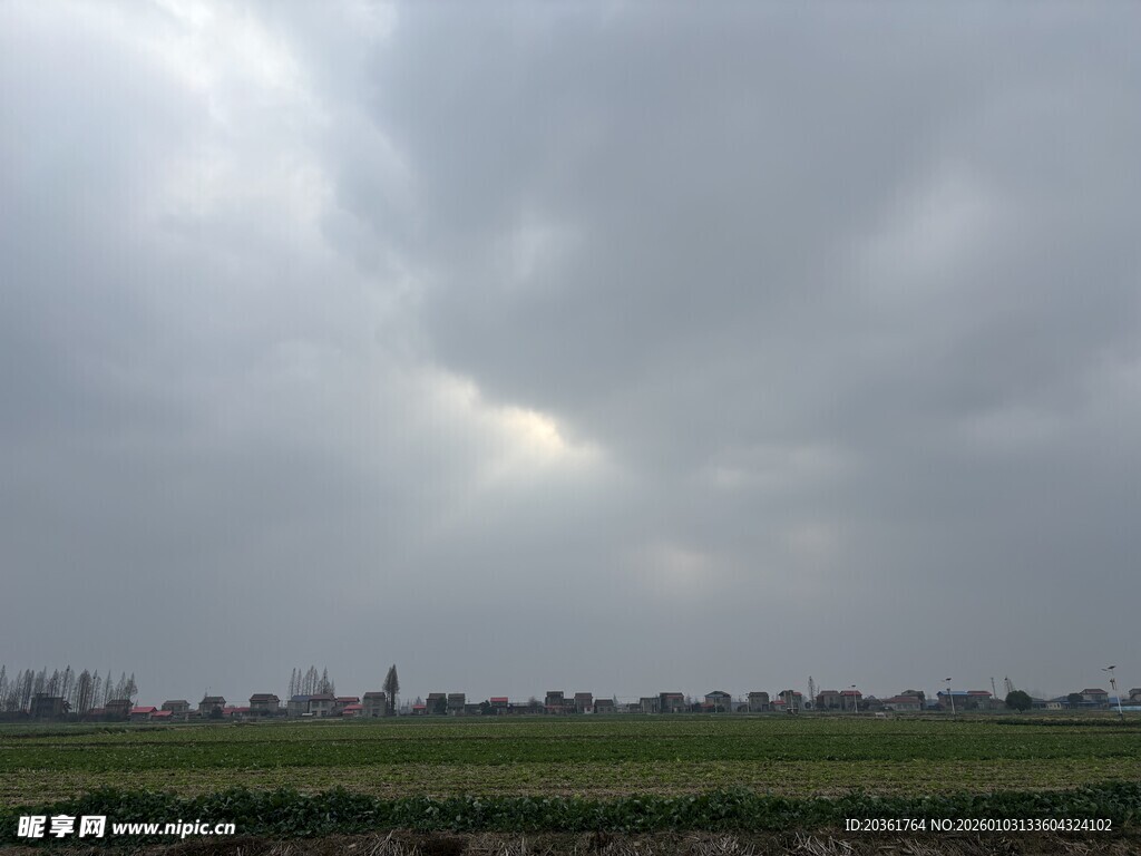 阴云笼罩下的广袤田野