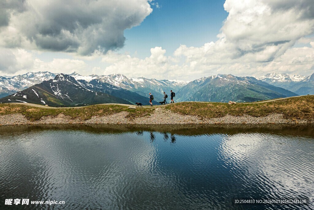 湖畔美景 远山与蓝天白云
