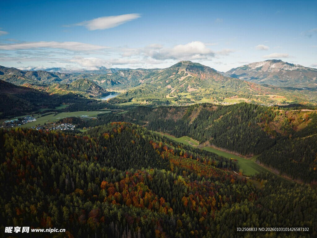 秋日山峦全景风光