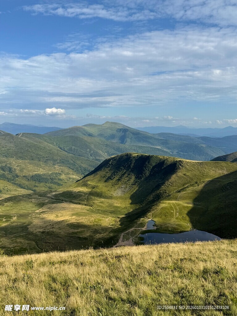 高山草甸间的壮美山景