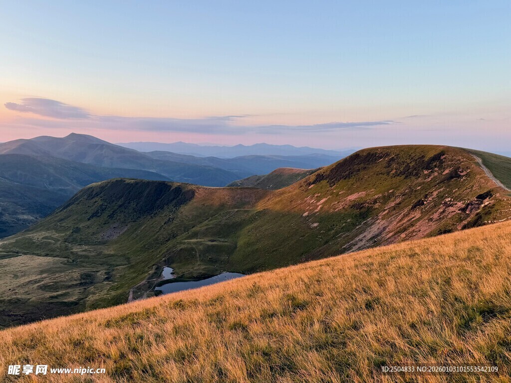 山间美景 夕阳下的草坡风光