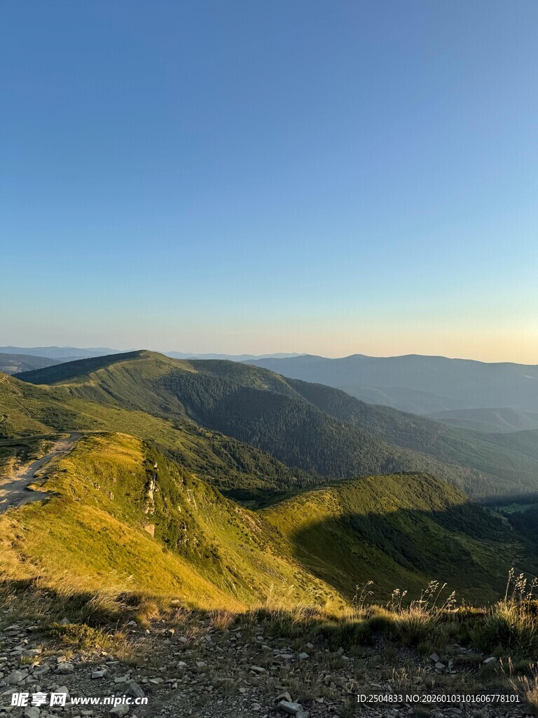 山间美景 眺望远方风光