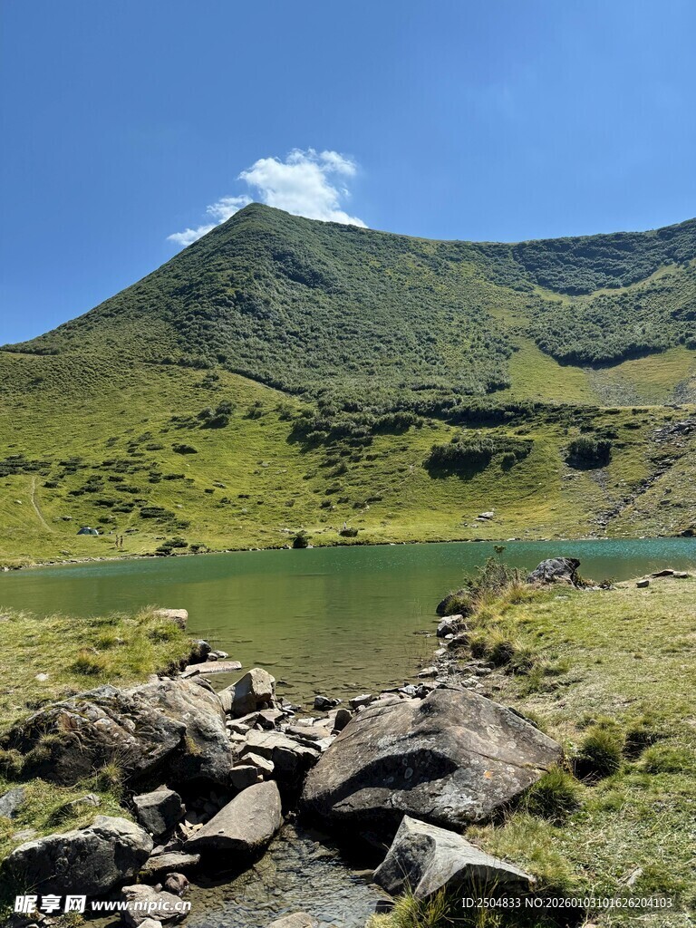 山间碧湖与乱石景观