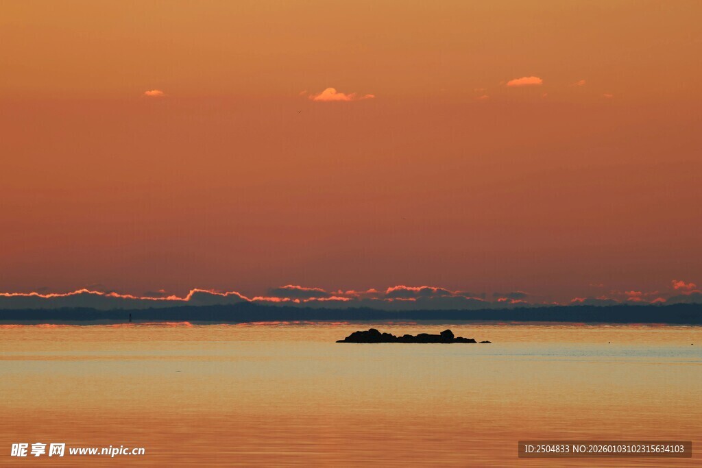海上日落时的孤舟美景