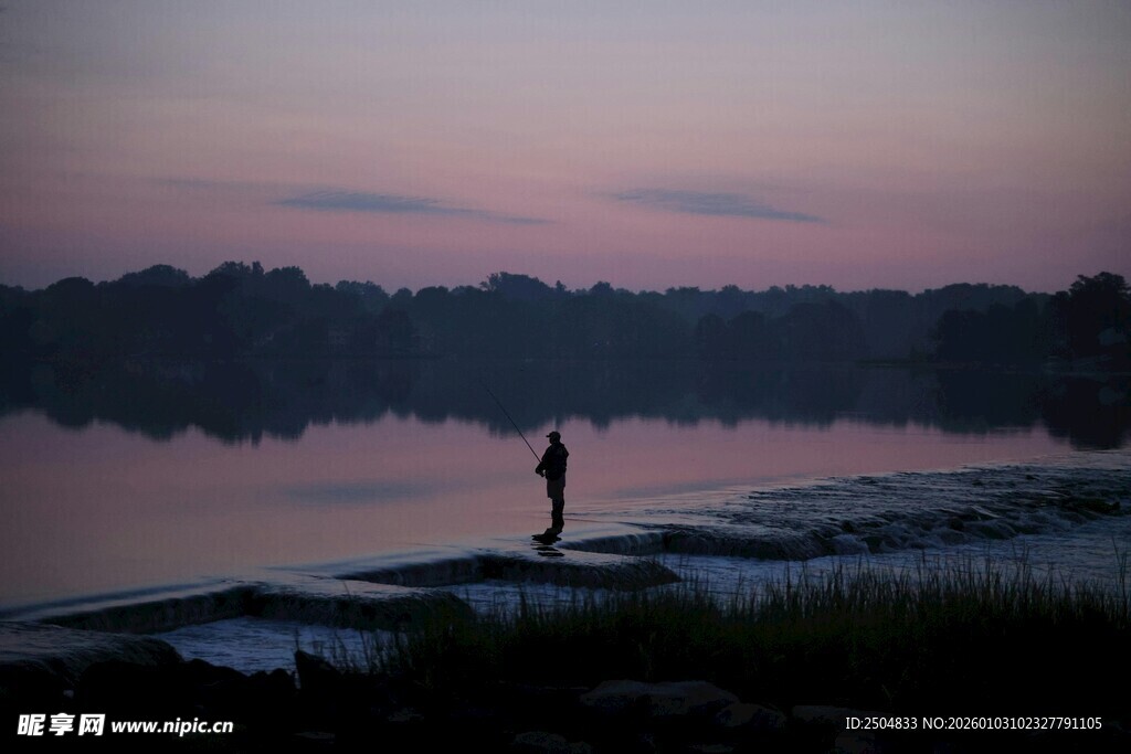 黄昏湖畔独行者