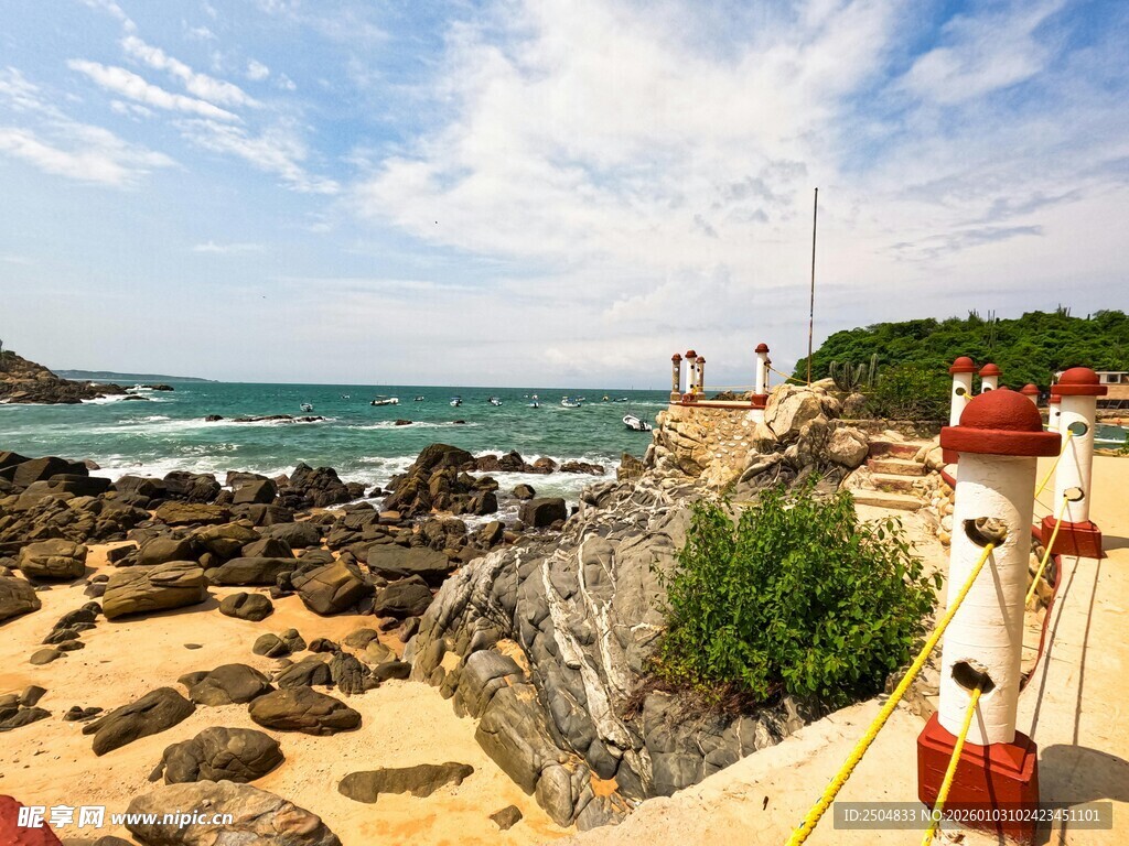 海边礁石旁的美丽景致