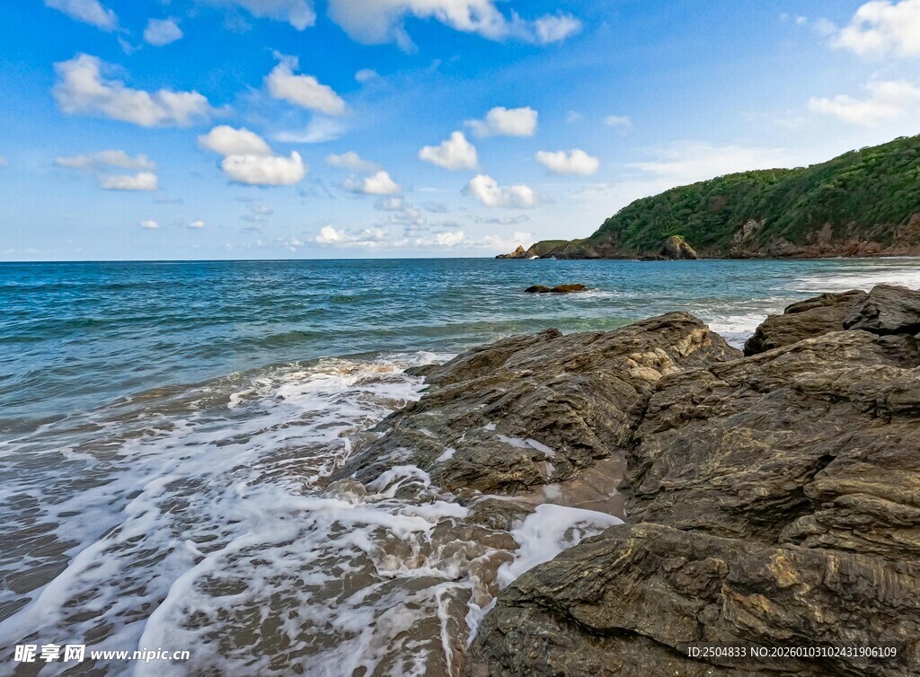 海边礁石与翻涌海浪美景