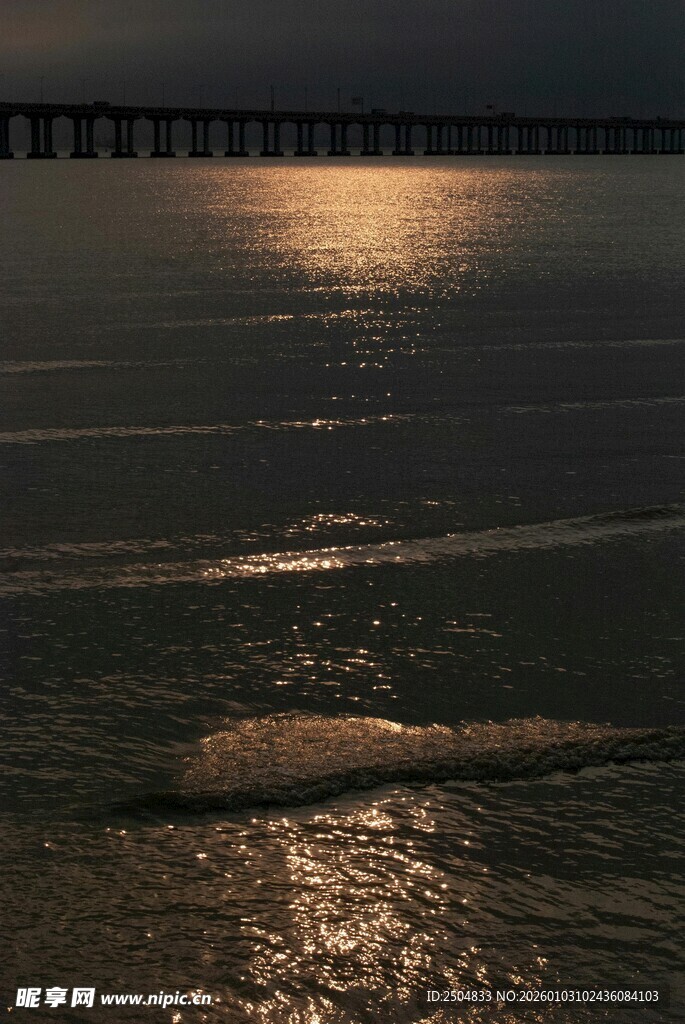 海上月夜桥影 波光粼粼