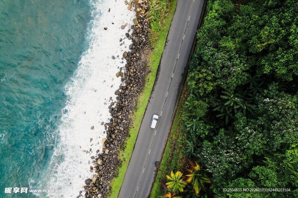 沿海公路上的独行车辆