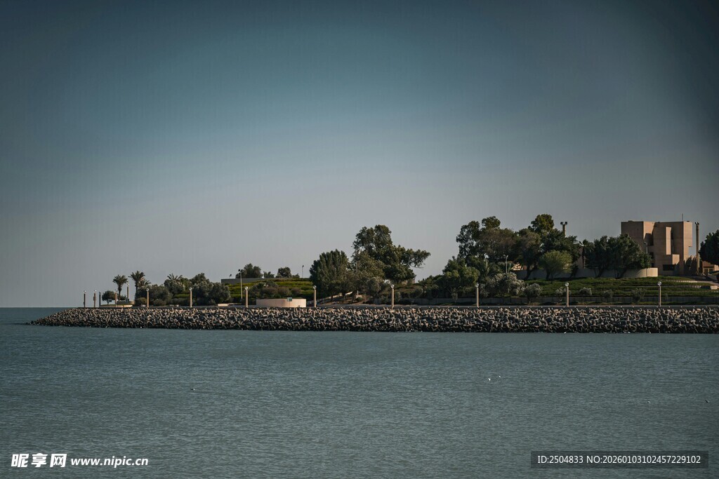 海滨风光 岸边建筑与绿树