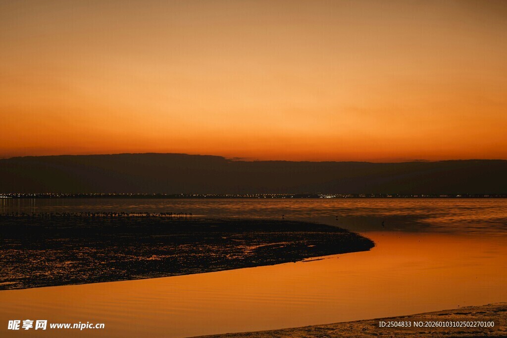 夕阳下的宁静河岸风光