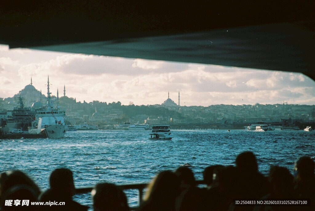 乘船赏景的人群与城市风光