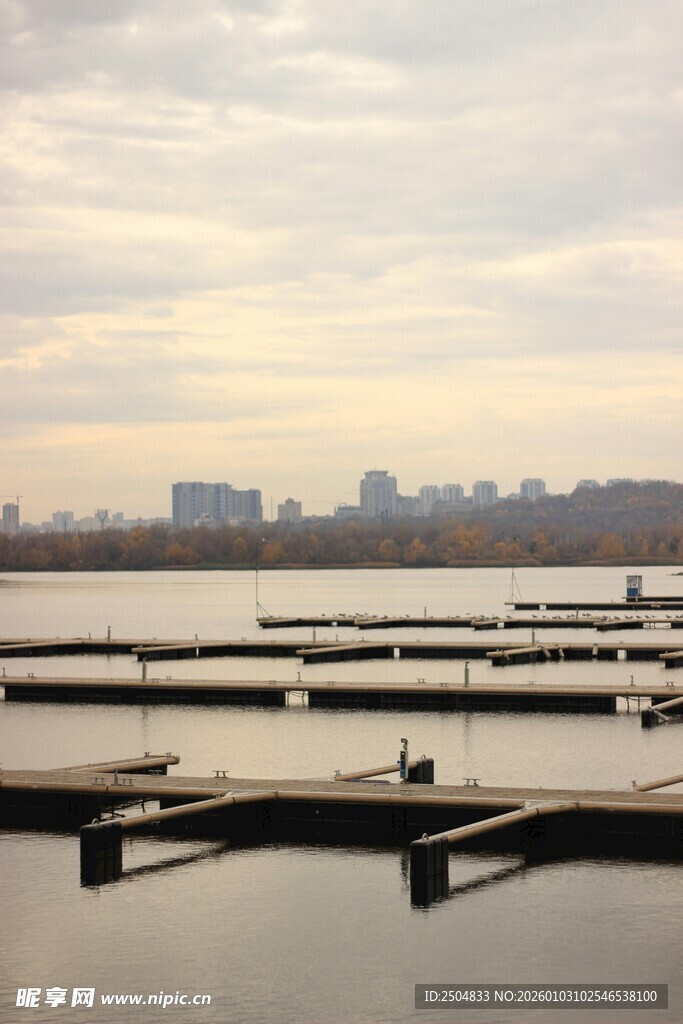 湖畔码头风景