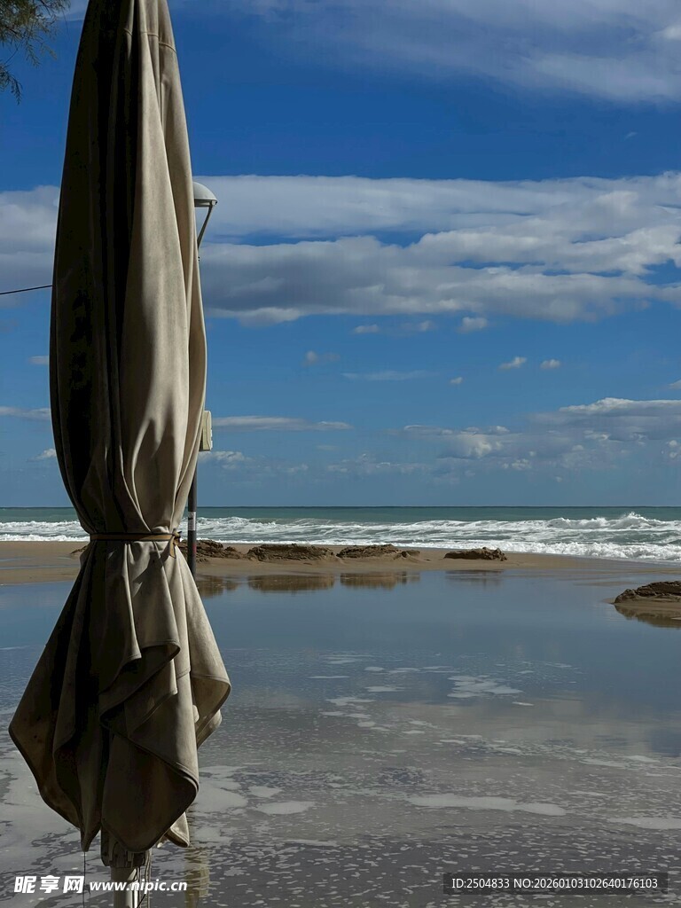 海边 起的遮阳伞