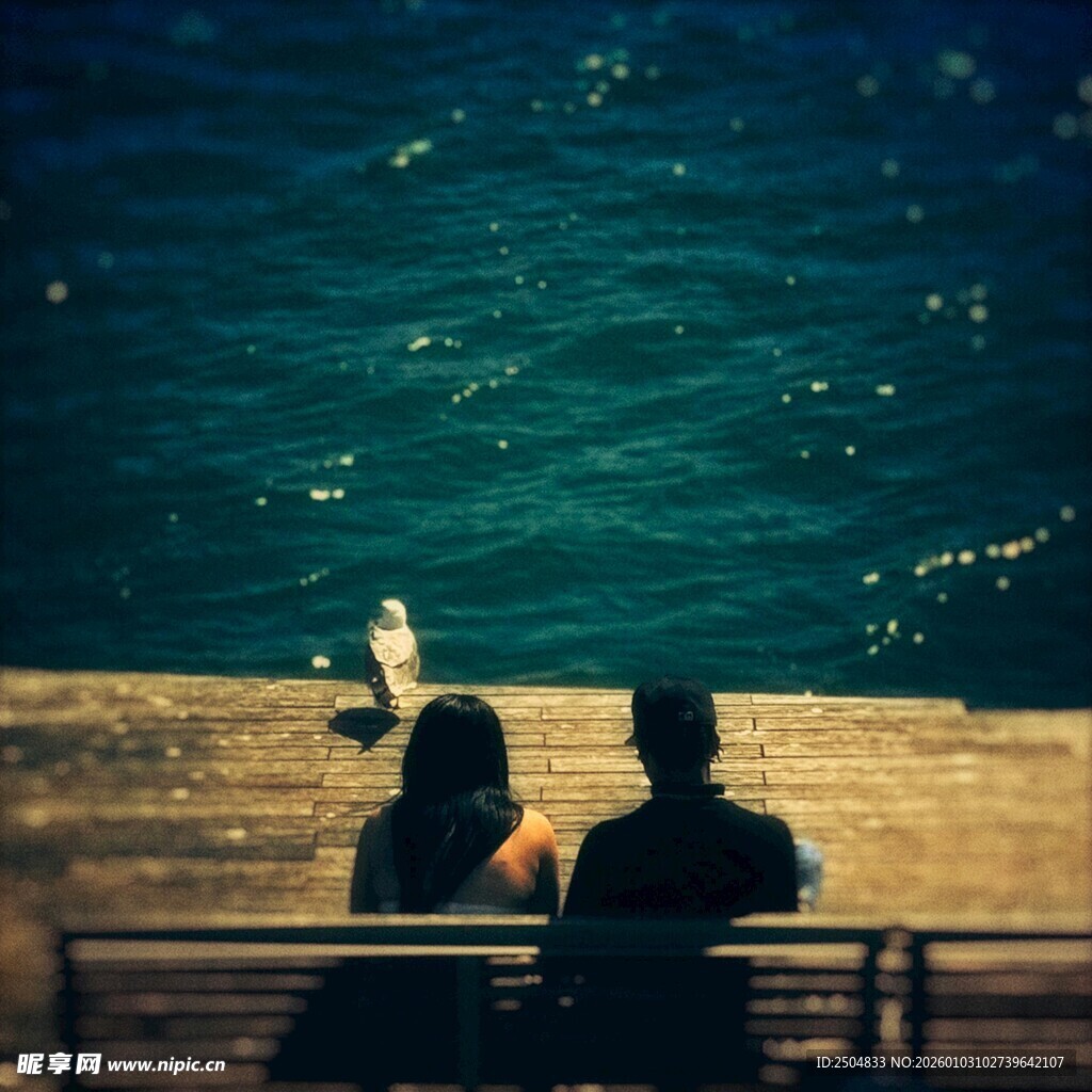 情侣海边长椅相伴赏景