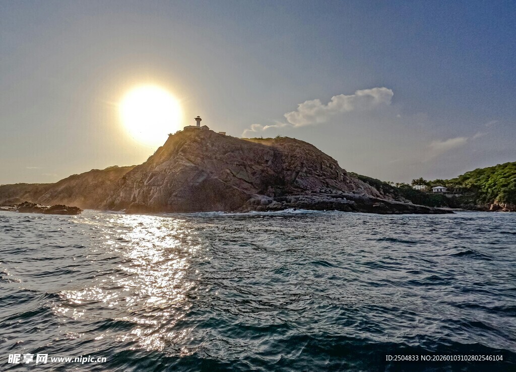 海上日出时的孤山灯塔
